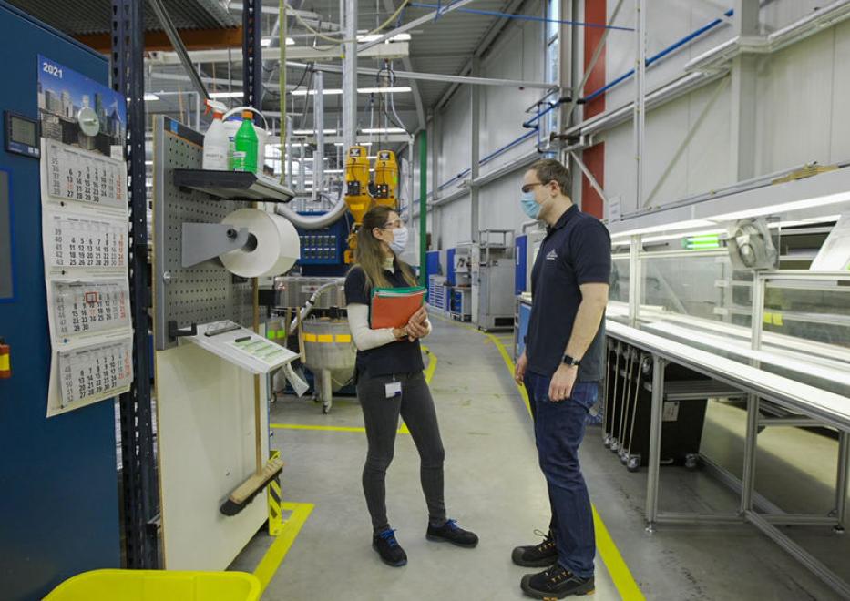 persons talking in production plant saint-gobain