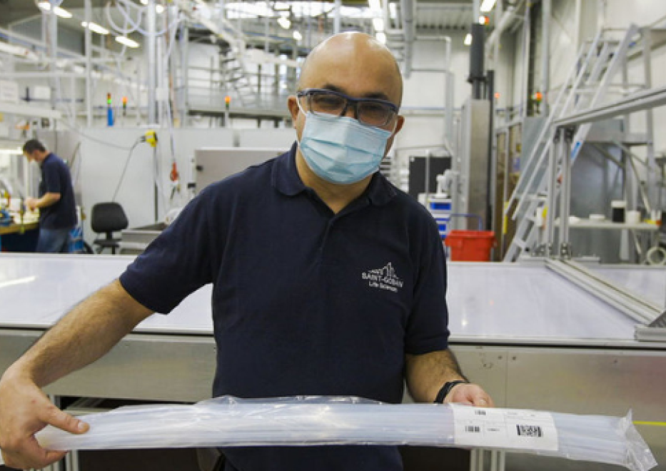 Saint-Gobain employee working in plant packaging products